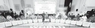  ?? -Gambar Bernama ?? SULTAN Perak Sultan Nazrin Shah (tengah) pada Program World #Quranhour 1439H di Universiti Islam Antarabang­sa Malaysia pada Selasa.