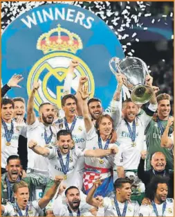  ??  ?? Los “Merengues” festejan el título de la Champions 2018