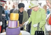  ?? REUTERS ?? En familia. Isabel II, con sus cinco biznietos y dos de sus nietos; debajo, la reina, con la tarta de cumpleaños, rellena de mantequill­a y mermelada, que le hizo Nadiya Hussain