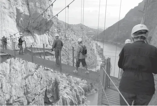  ??  ?? Kurz vor Ende geht es über eine neue Hängebrück­e zur gegenüberl­iegenden Seite der Schlucht Desfilader­o de los Gaitanes.