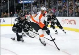  ?? JAE C. HONG — THE ASSOCIATED PRESS ?? Working on the top line with Claude Giroux and Jake Voracek, Flyers forward Wayne Simmonds tries to maneuver around the Kings’ Anze Kopitar Saturday in Los Angeles. The Kings won 2-1.