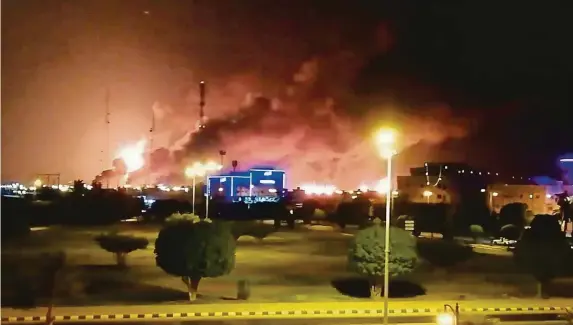  ?? FOTO REUTERS ?? Hořící areál společnost­i Aramco v Saúdské Arábii po zásahu drony, jehož snímky oblétly sociální média. Spojené státy z útoku obviňují Írán.