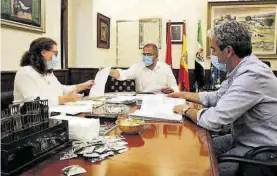  ?? EL PERIÓDICO ?? Osuna y Yáñez junto al intervento­r municipal durante una reunión.