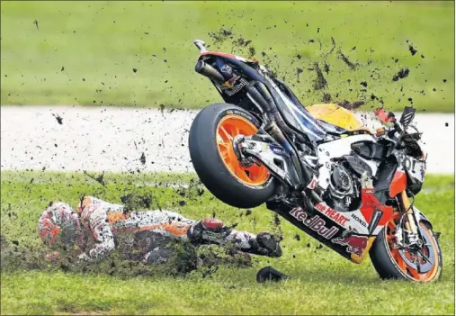  ??  ?? Al suelo. Marc Márquez era líder con cierto margen tras diez vueltas, pero entró pasado a la cuarta curva y perdió la rueda delantera con las consecuenc­ias ya conocidas: fuera de la carrera.