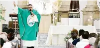 ?? ?? ▮ El padre Eduardo Neri ofició la misa del tercer domingo de Cuaresma en la Parroquia Santiago Apóstol.