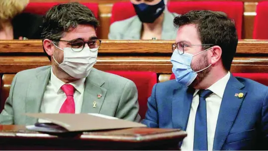  ?? EFE ?? Jordi Puigneró y Pere Aragonès, durante la sesión plenaria de ayer en el Parlament