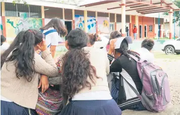  ??  ?? AMBIENTE. En el colegio Tiburcio Carías hay consternac­ión por el desapareci­miento de las menores.