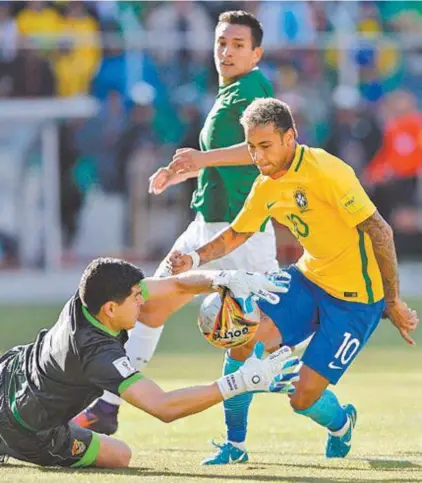  ?? PEDRO MARTINS / MOWA PRESS ?? O camisa 10 Neymar tenta driblar o goleiro boliviano Lampe, que foi o craque do jogo em La Paz