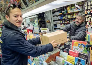  ?? (Lapresse) ?? Presidio A sinistra l’edicola di via De Nicola, zona Barona, con e il titolare Roberto Artisi, a destra l’«Edicola dei sogni» che con l’arrivo di Starbucks si è trasferita da piazza Cordusio a piazza Santo Stefano