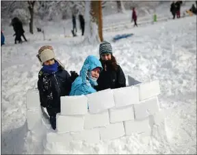  ??  ?? Des enfants s’amusent à construire des igloos à Central Park à New-York.