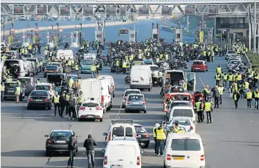  ?? Picture: AFP ?? TEMPERS FLARE: Demonstrat­ors wearing yellow vests block the traffic during a protest against the rising fuel and oil price