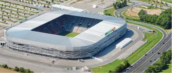  ?? Fotos: Ulrich Wagner ?? Endlich mit einer Hülle: Das FCA Stadion hat eine Fassade bekommen, wie man aus der Luft, aber auch von der B17 aus unschwer sehen kann.