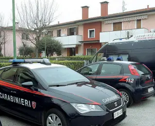  ?? Indagini in corso ?? I carabinier­i hanno svolto per ore i rilievi nella casa di via Mare Mediterran­eo a Mira