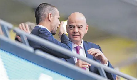  ?? FOTO: MIKE EGERTON/DPA ?? In inniger Zwietracht auch in Sachen WM-Turnus: UEFA-Präsident Aleksander Ceferin (li.) und FIFA-Präsident Gianni Infantino.