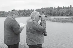  ?? PHOTOS BY MARK THIESSEN/THE ASSOCIATED PRESS ?? Karen Wofford, left, of Santa Rosa, Calif., and Linda Purviance of Anchorage, watch birds Tuesday at Westcheste­r Lagoon in Anchorage, Alaska. Purviance said she felt sorry for the families of two people who were mauled to death by black bears, but said...