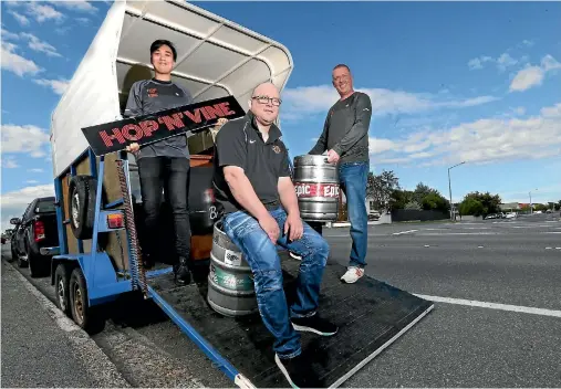  ?? KAVINDA HERATH/STUFF 635610689 ?? Hop ‘n’ Vine volunteer Tom Ho and festival organisers Chris Montgomery and Kevin Downie with the Hopbox, a horse float the pair converted into a mobile craft beer bar.