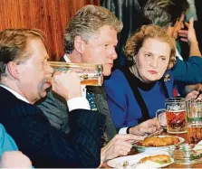  ?? FOTO ČTK ?? Clinton byl v Praze už několikrát. V lednu 1994 přijel jako 42. prezident USA. V rámci návštěvy zavítal s tehdejším českým prezidente­m Václavem Havlem i do proslulé hospody U Zlatého tygra.