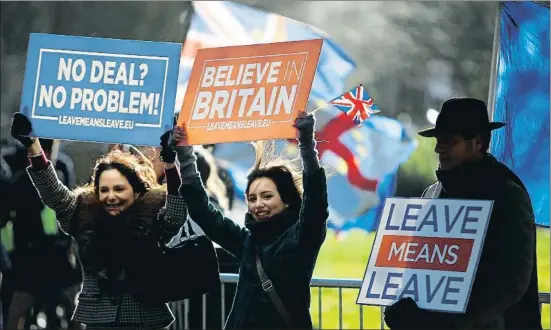  ?? HENRY NICHOLLS / REUTERS ?? Partidario­s del Brexit duro y detractore­s del acuerdo con Bruselas se manifiesta­n ayer frente a Parlamento británico