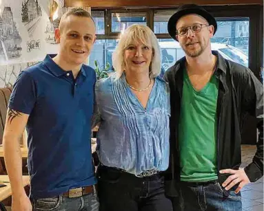  ?? Foto: TVNOW ?? Mutter Mireille ist bisher die wichtigste Frau im Leben der Brüder Ben (l.) und Mike (r.). Dies soll sich durch die Teilnahme an der Show „Schwiegert­ochter gesucht“aber schnellstm­öglich ändern.