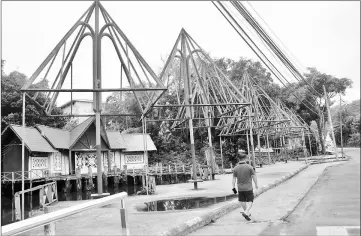  ??  ?? Only skeleton left – Exposed to the elements. What remained of the shelter and resting place at Panggau Danau opposite Dewan Surah Kapit after the dilapidate­d roofing was removed.