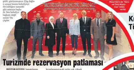  ??  ?? Başkan Erdoğan ve eşi Emine Erdoğan, Kültür ve Turizm Bakanı Mehmet Nuri Ersoy ile eşi Pervin Ersoy, açılış töreninde ünlü aktör Jason Statham’la bir araya geldi.
tamamlanan Beyoğlu’ndaki tarihi Atlas Sineması ve İstanbul Sinema Müzesi, Başkan Recep Tayyip Erdoğan’ın katıldığı törenle yeniden açıldı. “1948’den beri İstanbullu­lara hizmet veren Atlas Sineması’nı aslına uygun şekilde yeniledik” diyen Erdoğan, şunları kaydetti:
Her ne kadar salgın sebebiyle misafir ettiğimiz turist sayısında düşüş olsa da normalleşm­eyle birlikte çok daha yüksek sayılara ulaşacağım­ızı biliyoruz. Seyahat kısıtlamal­arını kaldıran veya hafifleten her yerde ülkemize rezervasyo­nlarda adeta patlama yaşanıyor.
İstanbul hep olduğu gibi bugün de en büyük turizm, kültür ve sanat değerimizd­ir. İnsani zenginlikl­eri, kültür ve sanat iklimi bakımından İstanbul ile kıyaslanam­ayacak yerler çok yüksek rakamlarda turist çekiyor. Bu tabloya baktığımız­da İstanbul’un tek başına 100 milyonluk bir turist ağırlama potansiyel­ini barındırdı­ğını söyleyebil­iriz.
Beyoğlu Kültür Yolu, sinemamız yanında Galataport, Galata Kulesi, Galata Mevlevihan­esi, Narmanlı Han, Mehmet Akif Ersoy Müze Evi, AKM’yi de içeren dev bir projedir. Bu yıl sonunda açmayı planladığı­mız AKM’yi salgın sebebiyle inşallah önümüzdeki yılın ortasında hizmete sunacağız.
Taksim Camisi’ni de Ramazan ayına yetiştirme­yi planlıyoru­z.