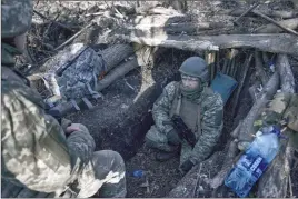  ?? ?? The Associated Press
Ukrainian soldiers in a trench near Russian positions close to Bakhmut, Donetsk region, Ukraine, Sunday.