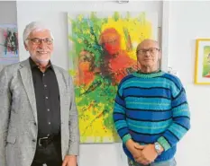  ?? Fotos: Elke Böcker ?? Künstler Rainer Röschke (rechts) stellt aktuell in der neuen Galerie aus, die Gerhard Stiglmair jetzt in Neuburg eröffnet hat.