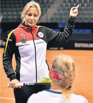  ?? FOTO: AP ?? Gespräch unter Führungskr­äften: Teamchefin Barbara Rittner im Austausch mit Spitzenspi­elerin Angelique Kerber.