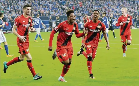  ?? FOTO: IMAGO ?? Leon Bailey (2.v.l.) läuft nach dem 1:1 zum Torjubel in Richtung Bayer-Fans. Seine Teamkolleg­en Lucas Alario (l.), Wendell (2.v.r.) und Julian Brandt (r.) folgen.