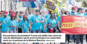  ?? PHOTO AFP ?? Des partisans du président Trump ont défilé, hier, dans les rues de Washington après avoir participé à un rassemblem­ent sur la pelouse de la Maison-blanche.