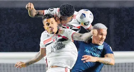  ?? NELSON ALMEIDA/REUTERS ?? Disputa. Os zagueiros Diego Costa e Arboleda, do São Paulo, brigam pela bola com Copetti, atacante do Racing