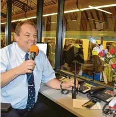  ?? Foto: Stephanie Lorenz ?? Norbert Grünleitne­r kümmert sich nicht nur darum, dass im U-Bahn-Verkehr alles rundläuft, er unterhält die Fahrgäste auch mit zünftigem Humor.