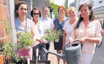  ?? FOTO: N.N. ?? Geschäftsl­eute der Gasthausst­raße freuen sich über die gelungene und geförderte Aktion.