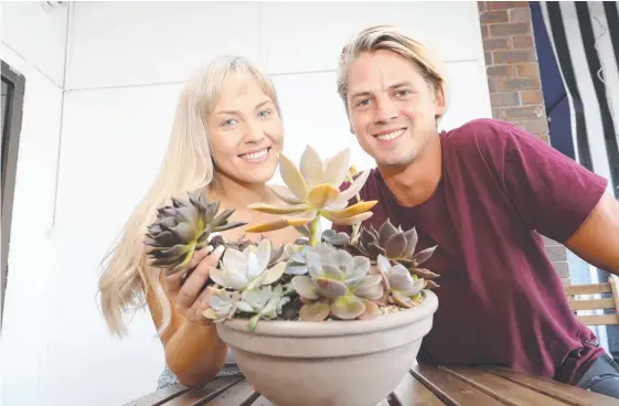  ?? Picture: GLENN HAMPSON ?? Cindy Winter and Marty Pundyk bond over some succulents at Apres Surf at Mermaid Beach.