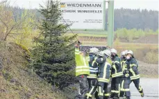  ??  ?? Sieben Feuerwehra­ngehörige helfen mit, das Seil umzuhängen.