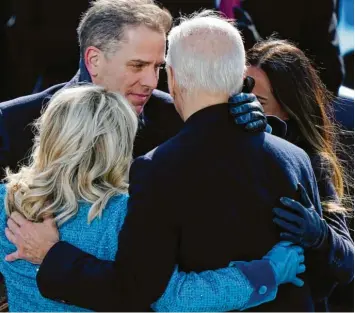  ?? Foto: Getty Images ?? Für einen Moment im Familiengl­ück vereint: Bei der Amtseinfüh­rung herzt US‰Präsident Joe Biden seine Frau Jill, Tochter Ashley und Sohn Hunter. Jetzt berichtet Hunter Biden vom Auf und Ab in seinem Leben – und wie sein Vater stets zu ihm stand.