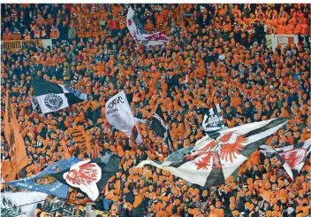  ?? FOTO: BLUMBERG/DPA ?? Im November 2013 reisten 12 000 Fans von Eintracht Frankfurt nach Bordeaux und machten in Orange gekleidet die Partie an der Atlantikkü­ste zu einem halben Heimspiel. Heute in Marseille wird das nicht passieren.