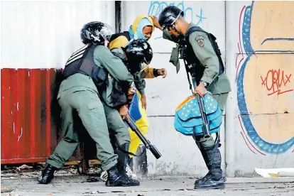  ?? ANDRÉS MARTÍNES CÁSARES/REUTERS En varios sectores de Caracas hubo enfrentami­entos entre las fuerzas de seguridad y los manifestan­tes. ??