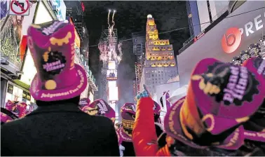  ?? BILD: SN/APA/AFP/BETANCUR ?? Mehr als eine Million Menschen werden auf dem Times Square in New York erwartet.