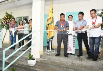  ?? — Jun aso/Pampanga PIO ?? NEW SCHOOL BUILDINGS. Board Member Rosve Henson leads the inaugurati­on of new school buildings in Guagua and Lubao Thursday in time for the opening of classes for the school year 2018-2019.