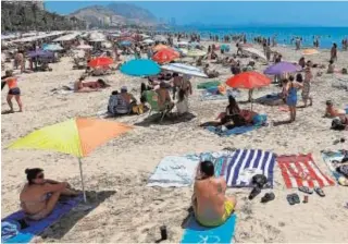  ?? // EFE ?? Turistas en una playa de Alicante