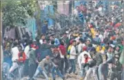  ?? SONU MEHTA/HT ?? People throw stones during a clash between CAA supporters and protesters at Maujpur, New Delhi, on Sunday.