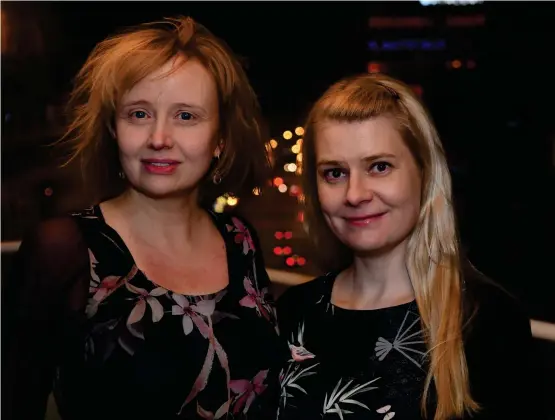  ?? FOTO: JOUNI VIITALA/PRESSBILD ?? Maria Säkö och Riikka Laczak är två av redaktörer­na bakom essäsamlin­gen Kritiikin äänet.