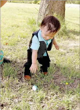  ?? RACHEL DICKERSON/MCDONALD COUNTY PRESS ?? Roman Koppe finds an egg at the Noel Easter egg hunt at Sycamore Landing.