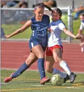  ?? Dan Watson/The Signal ?? Saugus High player Grace Rutherford (23) and Hart High’s Rubi Reyes (13) go after a loose ball Friday at Saugus.