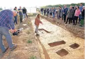  ??  ?? Die LVR-Archäologi­n Kerstin Kraus erklärt in der Ausgrabung­sstätte, wo was gefunden wurde.
