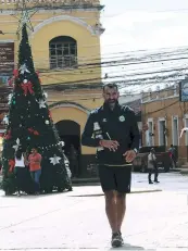  ??  ?? El entrenador atendió a Zona en Juticalpa y salió a conocer el centro. No es amante de salir.