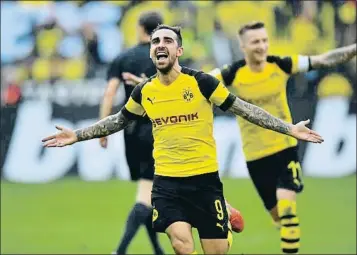  ?? MARTIN MEISSNER / AP ?? El delantero valenciano Paco Alcácer celebra el gol de la victoria ante el Augsburgo