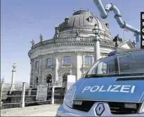  ??  ?? Ein Polizeiwag­en steht kurz nach dem Coup vor dem weltberühm­ten Bode-Museum.