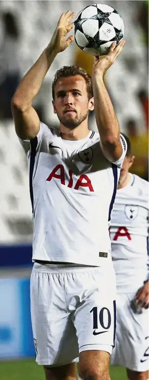  ??  ?? Another memento: Hattrick hero Harry Kane holding the ball at the end of Tottenham Hotspur’s Champions League Group H match against APOEL Nicosia in Cyprus on Tuesday. — AP